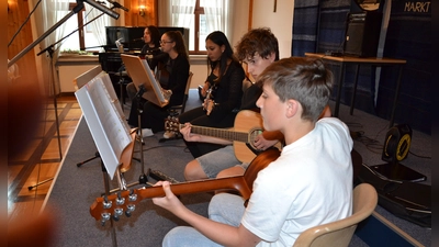 Die Gitarrenklasse von Musiklehrer Christian Nesner begeisterte die Zuhörer beim Vorspielabend der Musikschule Moosbach im Rathaussaal. Wie hier die Rock-Band „Black Day“. (Bild: Peter Garreiss)