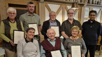 Im Bild (stehend von links): Maria Kreuzer (40 Jahre), Bernhard Schmidt (40 Jahre), Wolfgang Kreuzer (60 Jahre), 1. Vorsitzender Reiner Gärtner und Präses Pfarrer Joseph.<br>Sitzend von links: Stellvertretende Vorsitzende Barbara Kaßeckert, Ludwig Schultes (75 Jahre) und Rita Schlicht (40 Jahre). (Bild: Bernhard Schultes)