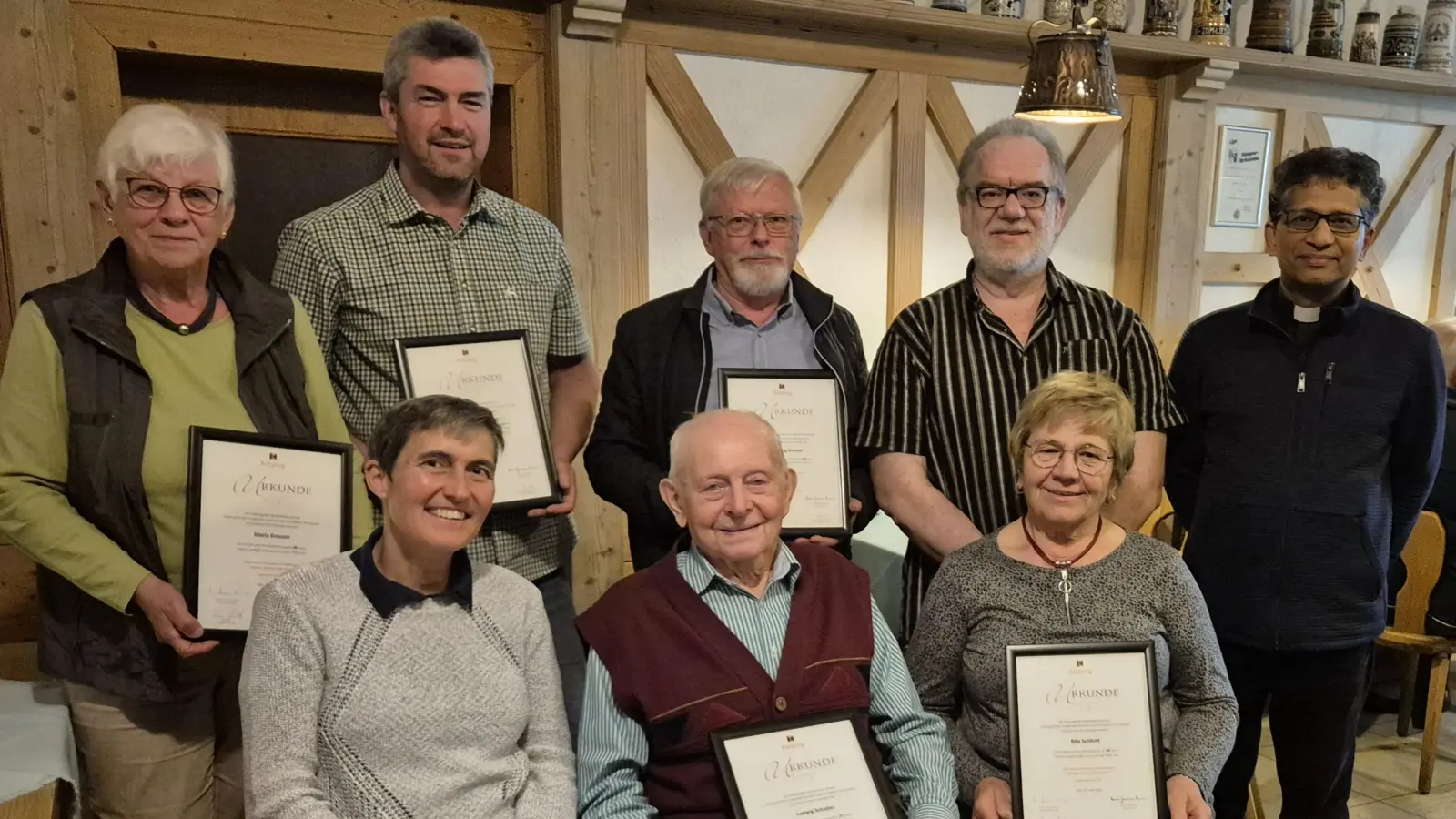 Im Bild (stehend von links): Maria Kreuzer (40 Jahre), Bernhard Schmidt (40 Jahre), Wolfgang Kreuzer (60 Jahre), 1. Vorsitzender Reiner Gärtner und Präses Pfarrer Joseph.<br>Sitzend von links: Stellvertretende Vorsitzende Barbara Kaßeckert, Ludwig Schultes (75 Jahre) und Rita Schlicht (40 Jahre). (Bild: Bernhard Schultes)
