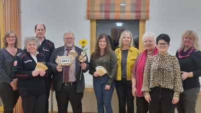 Von links nach rechts: Marianne Paulus, Barbara Faltenbacher, Florian Faltenbacher, Pfarrer Arnold Pirner, Teresa Nickl, Sabine Hösl, Rita Gleißner, Petra Irlbacher, Luise Köllner (Bild: Maria Lehnert)