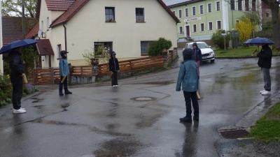 Trotz strömenden Regen waren die Ministranten beim Ratschen durch Döllnitz unterwegs.  (Bild: Sieglinde Schärtl)