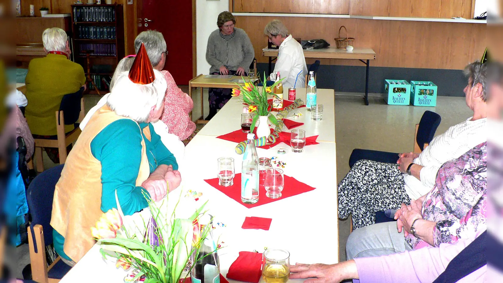 Erna Matthes und Margit Kynast beim Sketch „Da Cholestrinspiagl” beim Faschingsnachmittag der Senioren der evangelischen Kirchengemeinde Neustadt am Kulm im Gemeindehaus. (Bild: Reinhold Kynast )