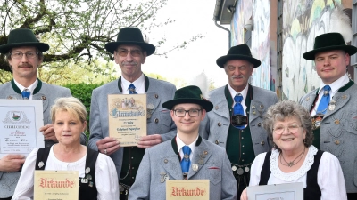 Der Volks- und Gebirgstrachtenverein Hoamatland Amberg ehrte treue Mitglieder (von links): Thomas Otto, Ingrid Ruscheinski, Eckehard Papenfuß, Maximilian Pfab, Peter Baringer, Franziska Pfab (in Vertretung für Heribert Pfab) und Maximilian Wichmann. (Bild: Petra Hartl)