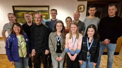 die ausgezeichneten Sportler des TSV DETAG Wernberg mit 1. Vor. M. Jungwirth (hinten links) und 2. BgM M. Schlögl (vorne links) (Bild: Dieter Buchner)