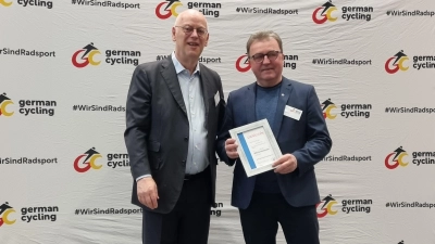 Rudolf Scharping und 1. Vorsitzender der Concordia Windischeschenbach Heinz Uhl (Bild: Nadine Späth)