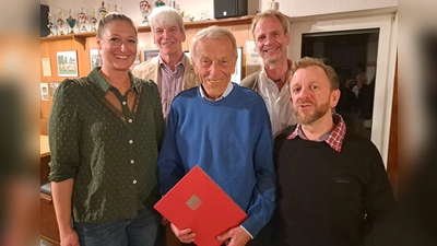 SPD-Vorsitzender Johannes Ambros (rechts), seine Stellvertreter Anna Heigl (links) und Markus Zagel (zweiter von rechts) sowie SPD-Kreisvorsitzender Michael Rischke (zweiter von links) ehren Helmut Eckl für 50-jährige SPD-Zugehörigkeit.  (Bild: Waltraud Lobenhofer)