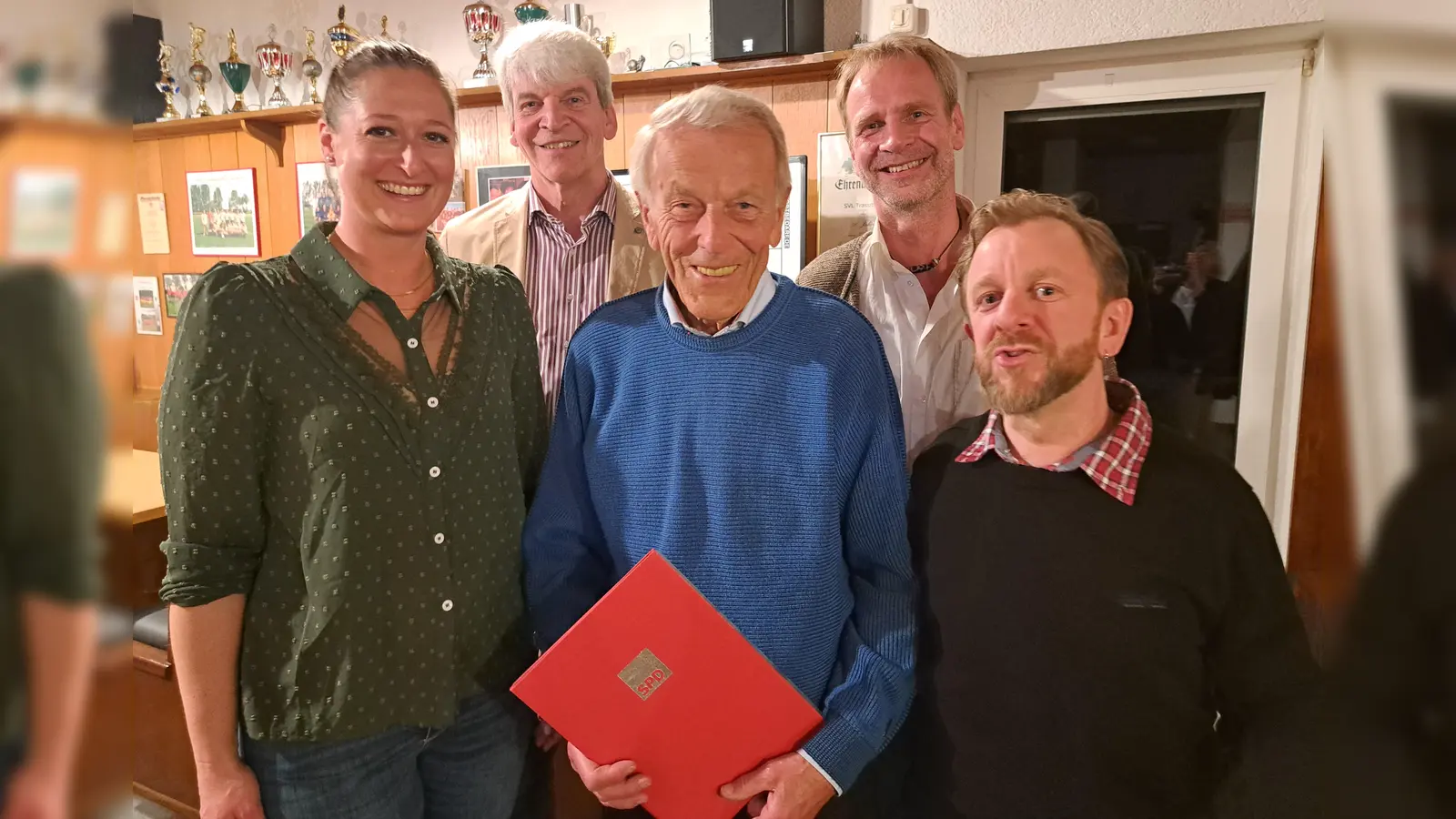 SPD-Vorsitzender Johannes Ambros (rechts), seine Stellvertreter Anna Heigl (links) und Markus Zagel (zweiter von rechts) sowie SPD-Kreisvorsitzender Michael Rischke (zweiter von links) ehren Helmut Eckl für 50-jährige SPD-Zugehörigkeit.  (Bild: Waltraud Lobenhofer)