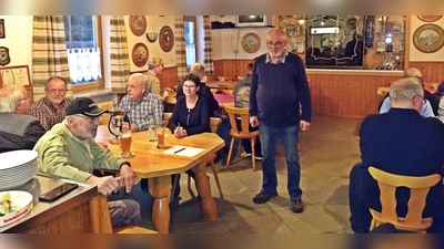 Herzlich dankte Veranstalter, Helmut Burner, beim Helferessen im Schützenhaus allen Helfern, die zum Gelingen des Rennens beigetragen haben.  (Bild: Betram Nold)