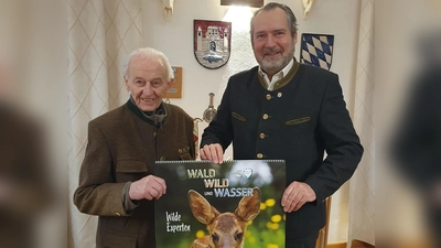Albert Näßl überreichte den neuen Wildtierkalender an Nabburgs Bürgermeister Frank Zeitler. (Bild: Marko Pammer )