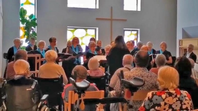 Die Sängerinnen von CHORisma hatten Hits aus den 50er- und 60er-Jahren sowie moderne Lieder dabei und gestalteten unter der Leitung von Larissa Burgardt ein unterhaltsames Sommerkonzert für die Bewohner und Besucher des St. Michael-Zentrums. (Bild: Angelika Lingl)