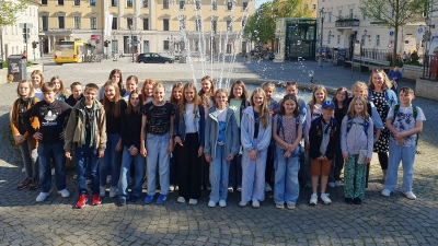 Der Unterstufenchor des Nabburger JAS-Gymnasiums besuchte gemeinsam mit der betreuenden Lehrkraft Stefanie Schreyer das Regensburger Stadttheater.  (Bild: Stefanie Schreyer)