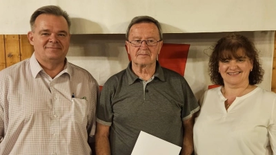 Für 50 Jahre Übungsleitertätigkeit erhielt Siegfried Thoma (Mitte) die Leistungsnadel des Bayerischen Tischtennisverbandes. Mit im Bild 2. Vorsitzende Susanne Weiser (rechts) und Thomas Ehrenfried (links) (Bild: Wolfgang Schatzberger)