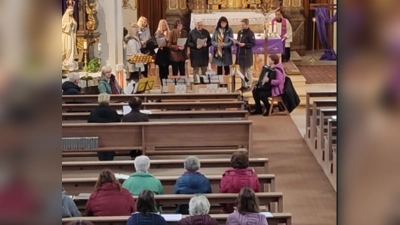 Gesangsgruppe „Zsammgsunga” und Pfarrer Benny Joseph (Bild: Katharina Amann)