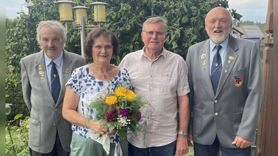 von links: Vorsitzender Wolfgang Richthammer, Ehefrau Irene und Willibald Erras, stellvertretender Vorsitzender Xaver Ram (Bild: Wolfgang Richthammer)
