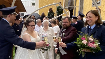 Mit einem Glas Sekt auf eine gute Zukunft anstoßen: Corinna Donhauser und Daniel Hammerl nach ihrer freien Trauung. (Bild: Josef Glas)