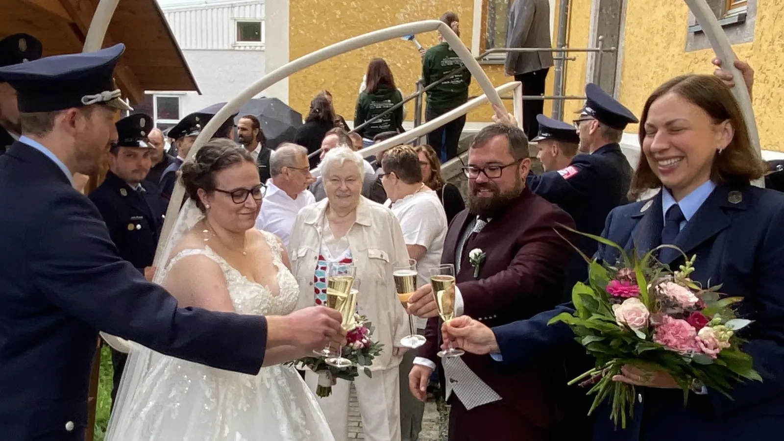 Mit einem Glas Sekt auf eine gute Zukunft anstoßen: Corinna Donhauser und Daniel Hammerl nach ihrer freien Trauung. (Bild: Josef Glas)