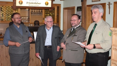 Seit 70 Jahren ist Georg Heining (Zweiter von links zwischen Bürgermeister Hans Walter und Gauschützenmeister Andreas Michl) Mitglied des Kastler Schützenvereins. Hierzu gratulierte auch dessen Vorsitzender Wolfgang Raps (rechts). (Bild: Bernhard Piegsa)