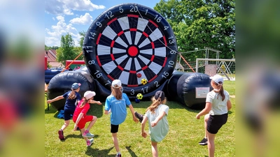 Eindrucksvoll beweisen diese Mädchen ihre Treffsicherheit beim Fußball-Dart. (Bild: Sandra Beer)