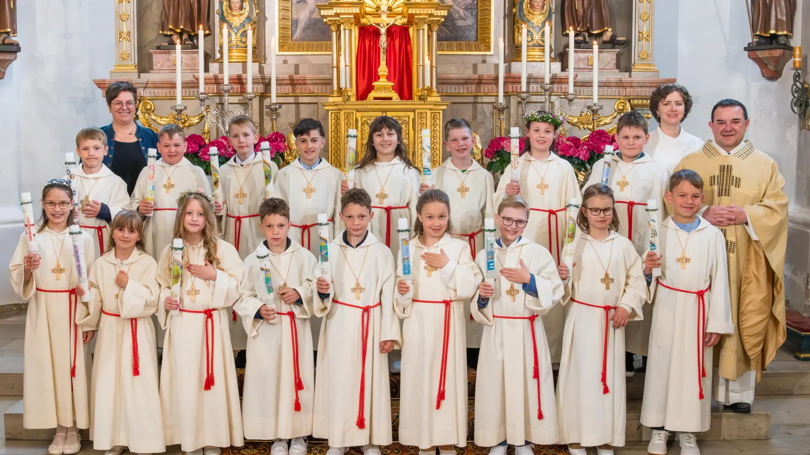 17 Erstkommunionkinder mit Klassenlehrerin Susanne Götz, Pastoralreferentin Maria Wagner und Stadtpfarrer Konrad Amschl (Bild: Wolfgang Schwamberger)