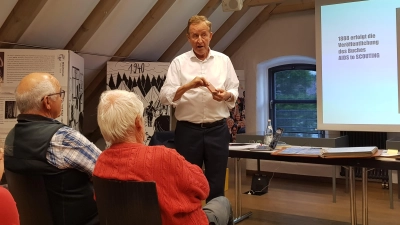 Der Referent beim Vortrag im CeBB. (Bild: Birgit Höcherl)