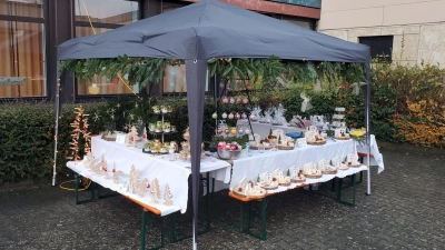 Verkaufsstand mit Weihnachtsdeko, welche von den Schülern selbst gestaltet wurde. (Bild: Constanze Lorenz)