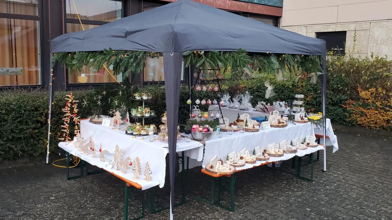Verkaufsstand mit Weihnachtsdeko, welche von den Schülern selbst gestaltet wurde. (Bild: Constanze Lorenz)
