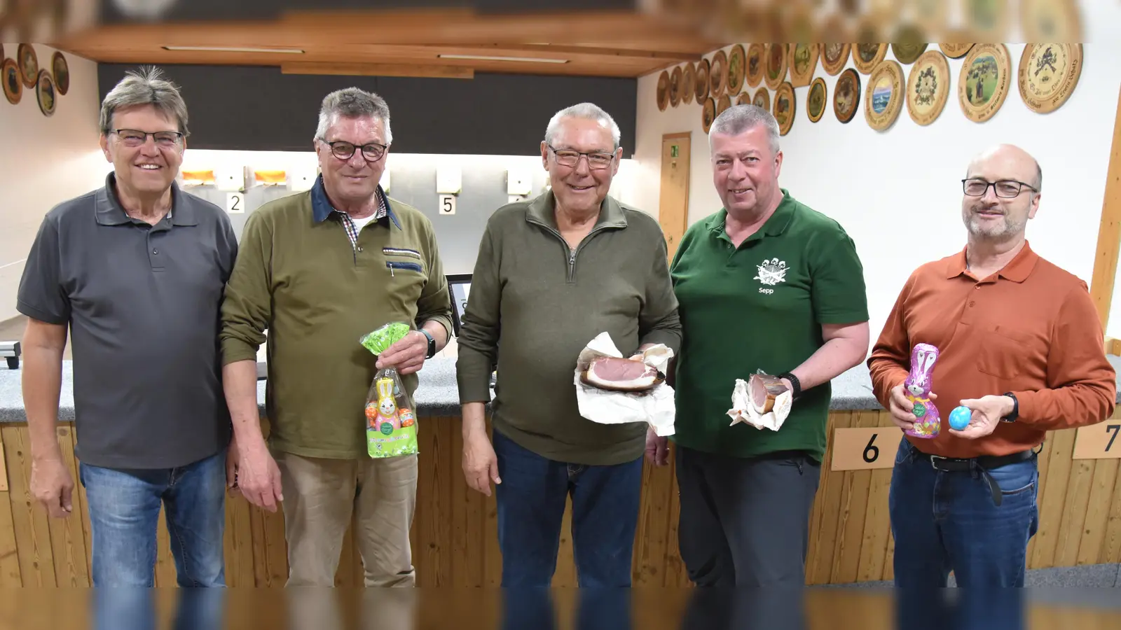 Schießleiter Lothar Mehringer mit den Siegern des Schießens Xaver Wolfsteiner, Hans Meyer, Josef Schmaußer und 2. Schützenmeister Markus Gebhard (v.l.). (Bild: Reiner Hoffmann)