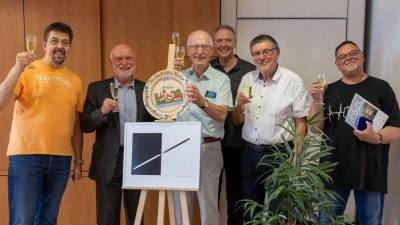 Die Meisterschale wird gefeiert (von links): Bernd Jaloszynski, Wolfgang Stark, Clubvorsitzender Hartmut Bombosch, Robert Christ, Gerhard Syha, und Jürgen Richter. (Bild: Hartmut Bombosch)