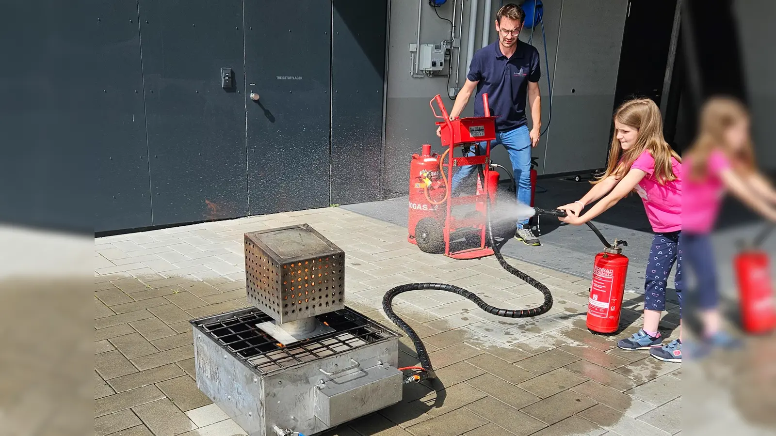 Beim Ferienprogramm der Feuerwehr Tirschenreuth konnten die Kinder selbst aktiv werden. (Bild: Lukas Fenzl)