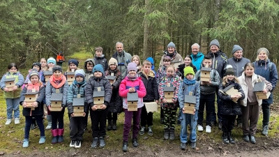 Stolz präsentieren die Schüler ihre Vogelhäuser. Im Hintergrund Michaela Joppien (2. Schulleiterin), Paul Gejdosch, Günther Schleicher, Wilhelm Lotz, Dieter Woppmann (alle KiTec) und Reinhold Weigert (Förster)-von rechts.  (Bild: Armin Hofbauer)