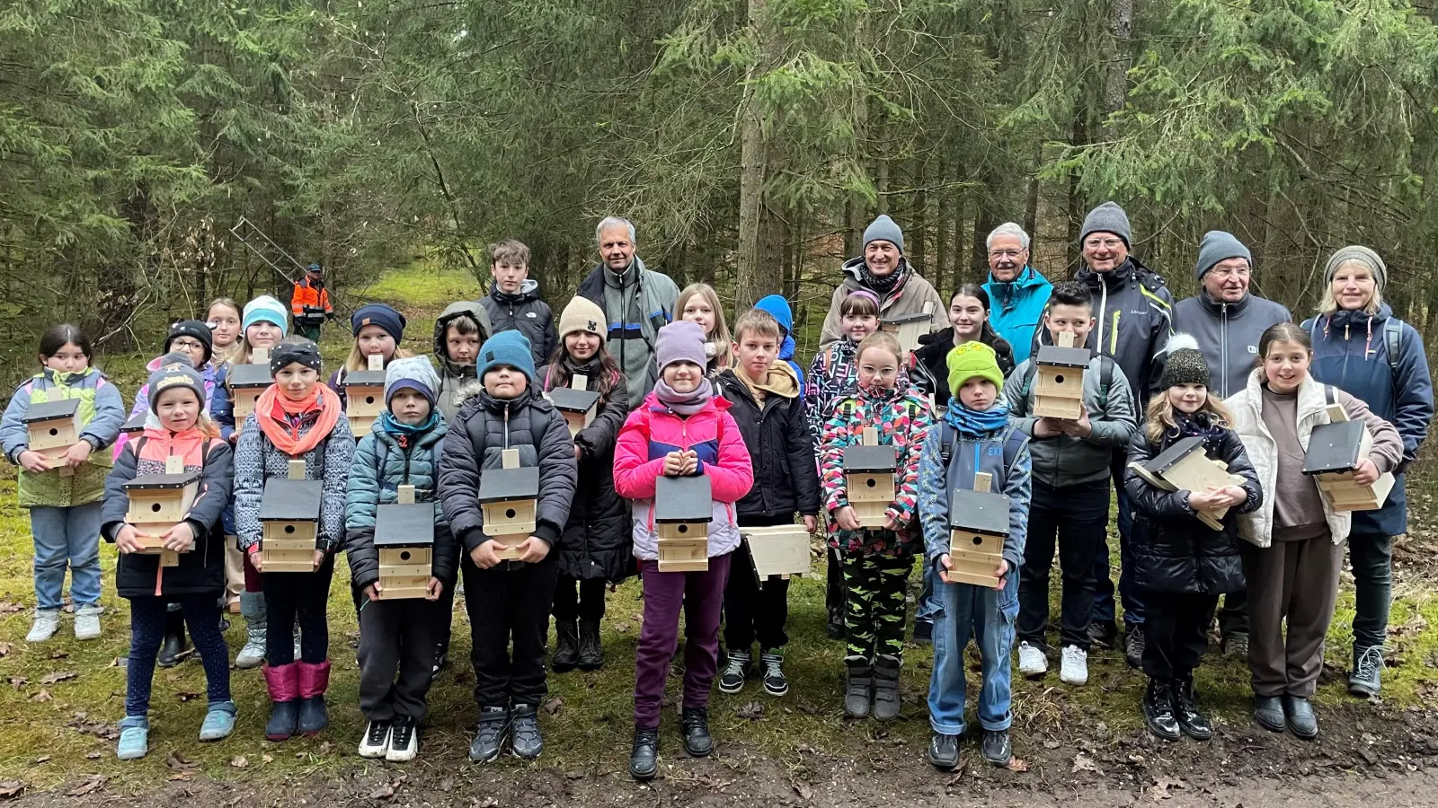 Stolz präsentieren die Schüler ihre Vogelhäuser. Im Hintergrund Michaela Joppien (2. Schulleiterin), Paul Gejdosch, Günther Schleicher, Wilhelm Lotz, Dieter Woppmann (alle KiTec) und Reinhold Weigert (Förster)-von rechts.  (Bild: Armin Hofbauer)