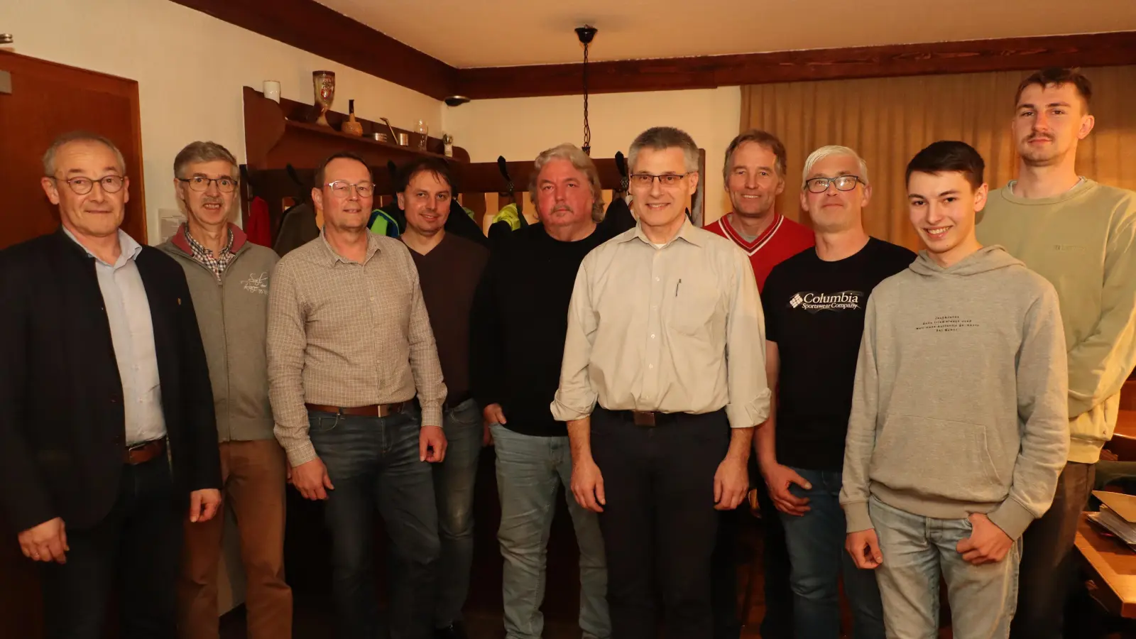 Bürgermeister Erwin Geitner (v.l.) und die neue Vorstandschaft der Jagdgenossenschaft Rieden, darunter Hubert Fischer, Erster Vorsitzender Andreas Weinfurtner, Josef Kummer, Fritz Bayer, Martin Hofmann, Georg Müllner, Christian Kölbl, Jakob Haas und Johannes Weigert. (Bild: Michael Rabenhofer)