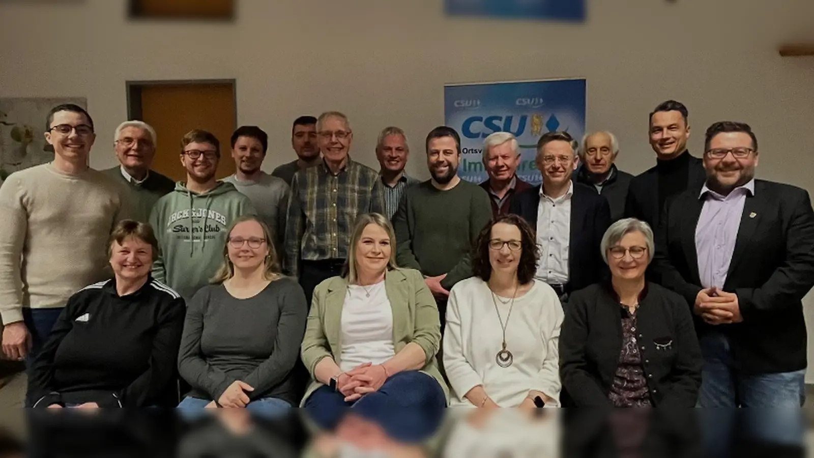 Das Bild zeigt die neu gewählte Vorstandschaft: von links Daniel Schmidt, Josef Hecht, Michael Dötterl, Johannes Frauenholz, Christian Wolf, Lothar Porst, Matthias Melzner, Bernhard Schmid, Albert Melzner, MdL Tobias Reiß, Alois König, Bernhard Söllner, Thomas, Kaufmann, sitzend v. l. Christa Dötterl, Melanie Popp, Sabrina Schmidt, Regine Schreyer, Maria Frauenholz. (Bild: Claudia Porst)