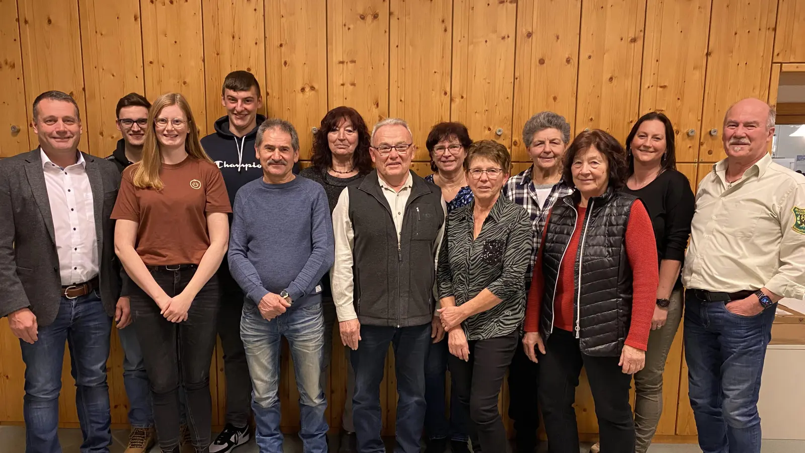 v.l. 2. Bgm. Uwe Bergmann, Leon Hackenberg, Laura Prüfling, Andreas Reng, Georg Weber, Annemarie Meier, Richard Aurich, Inge Aurich, Maria Ritz, Marianne Reng, Rosmarie Piehler, Jessica Meier, Xaver Meier. (Bild: Wolfgang Reif)