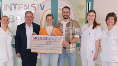 Kerstin und Matthias Gschwendtner übergeben an Chefarzt Dr. Andreas Fiedler sowie das Team der B0 den symbolischen Scheck (Bild: Klinikum/Danninger/exb)