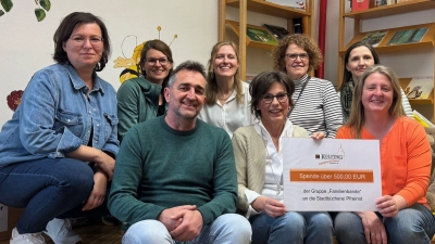 Insgesamt spendete die „Familienbande” der Kolpingsfamilie Pfreimd 2000 Euro aus den Erlösen der Babybasare an gemeinnützige Organisationen. Sabrina Hösl (rechts) übergab der Leiterin der Stadtbücherei, Irmi Sittl, 500 Euro.  (Bild: Georg Hirmer)