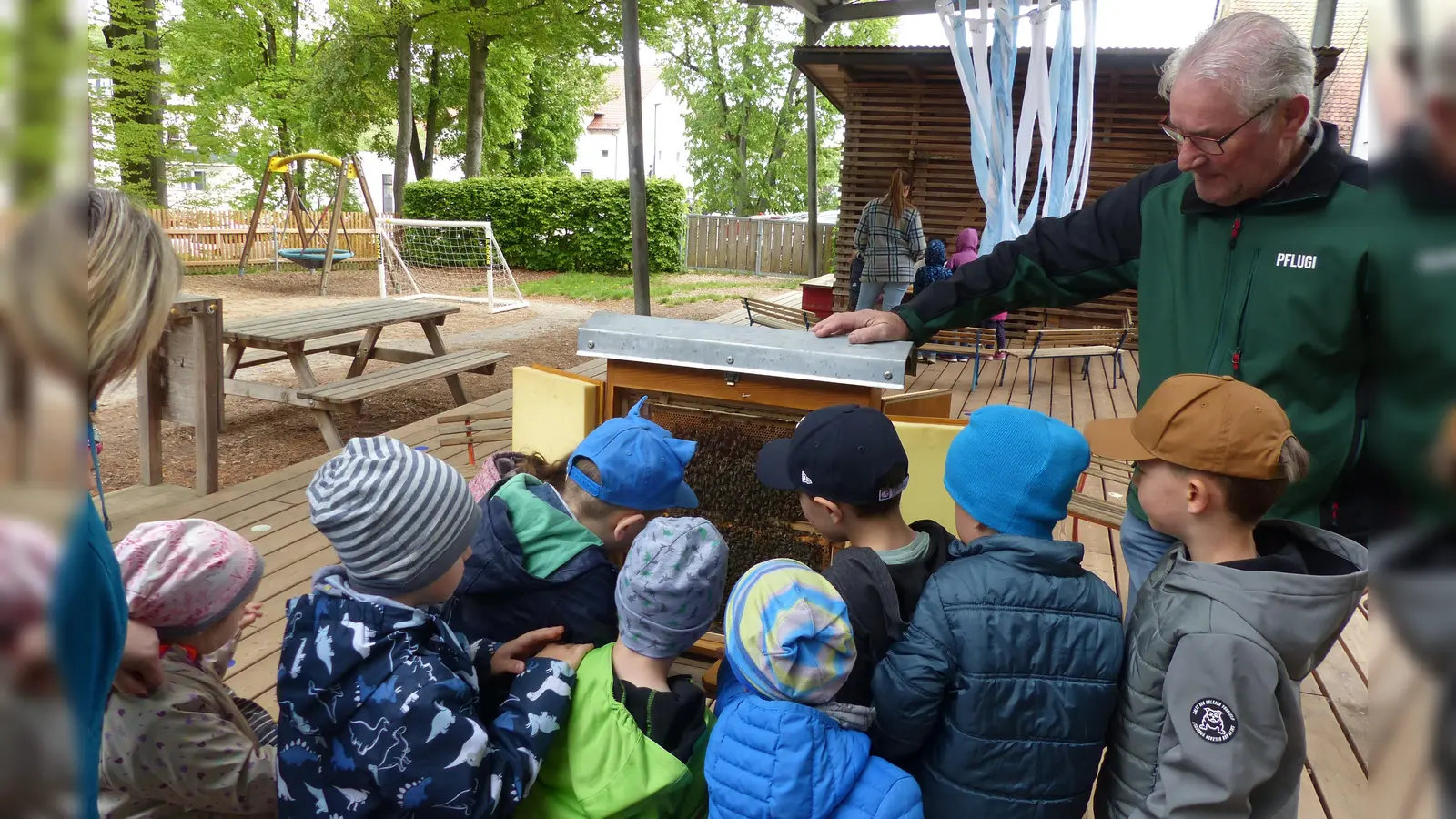 Kinder sehen Bienen bei der Arbeit zu. (Bild: Katja Ostrowski)
