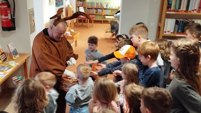 Für die Kinder in der Stadtbücherei Waldsassen hatte der Osterhase einen Korb voller Eier mitgebracht.  (Bild: Stadtbücherei Waldsassen/exb)