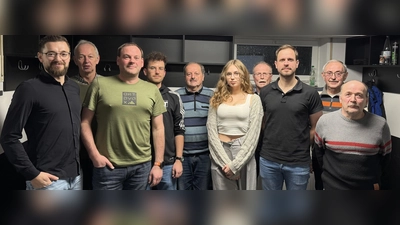Die neue Vorstandschaft des Fördervereins „TSV Freunde” , v.l. mit Maximilian Siller (1.Vorsitzender TSV), Konrad Härtl, Harald Weiß, Andreas Stock, Ludwig Böhm, Sofia Rosner, Bürgermeister Max Bindl, Carsten Pflaum, Otto Grillmeier und Roland Günthner (Bild: Markus Neumann)