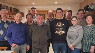 Wahlen beim Kleintierzuchtverein Wiesau: Das Bild zeigt das Führungsteam mit dem neuen Vorsitzenden Johannes Stengl (vorne, Dritter von rechts) und dem bisherigen Vorsitzenden Markus Stengl (hinten rechts). (Bild: Josef Hanauer/exb)