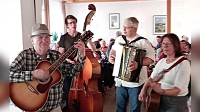 Spontan bildeten sich auch neue Gruppierungen von Musikanten, die zünftig für die Gäste beim Musikantentreffen in Moosbach aufspielten. (Bild: Josef Enslein)