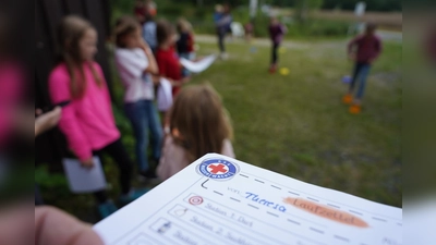 Elf Spielestationen befanden sich auf dem Laufzettel zum Auftakt des Ferienprogramms des Marktes Wiesau bei der Wasserwacht. (Bild: Matthias Kunz)