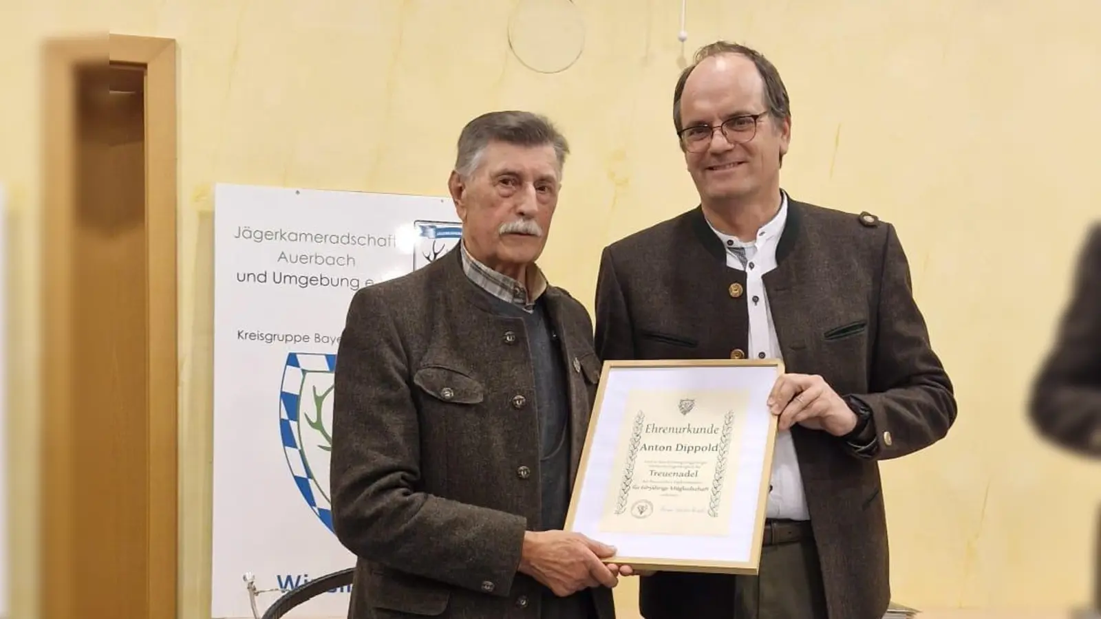 Links Anton Dippold, rechts Roland Schleicher. (Bild: Gabi Schleicher )
