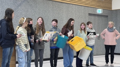Die AG Umwelt stellte bei der Schulversammlung zusammen mit Lehrkraft Erni Bühl ihr neues Projekt zum Thema Mülltrennung und -vermeidung vor.  (Bild: Alexander Köstler)