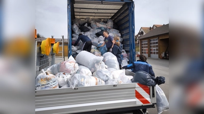 Mit vereinten Kräften wurden die gesammelten rund 8 Tonnen Altkleider auf den bereitgestellten LKW verladen. (Bild: Simon Rosner)