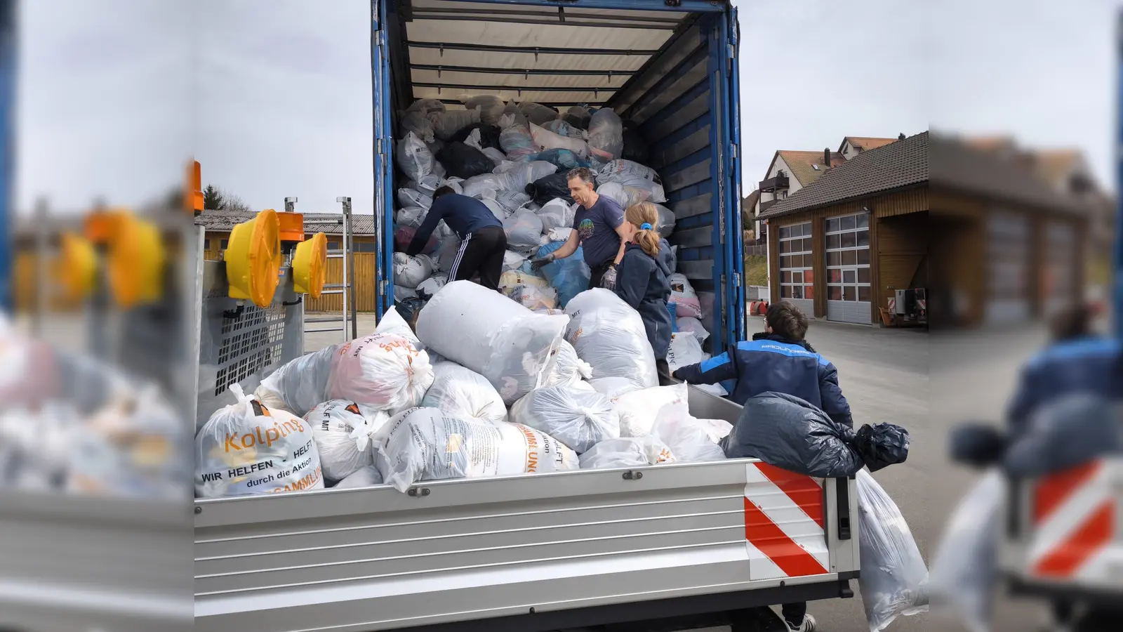 Mit vereinten Kräften wurden die gesammelten rund 8 Tonnen Altkleider auf den bereitgestellten LKW verladen. (Bild: Simon Rosner)