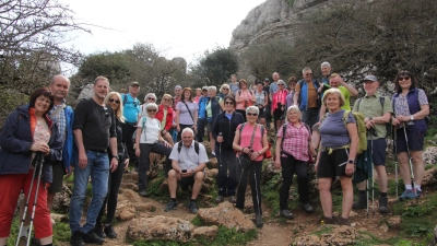 Die VHS-Wandergruppe bei einer Rast im steinigen Naturpark El Torcal (Bild: Konrad Rosner)