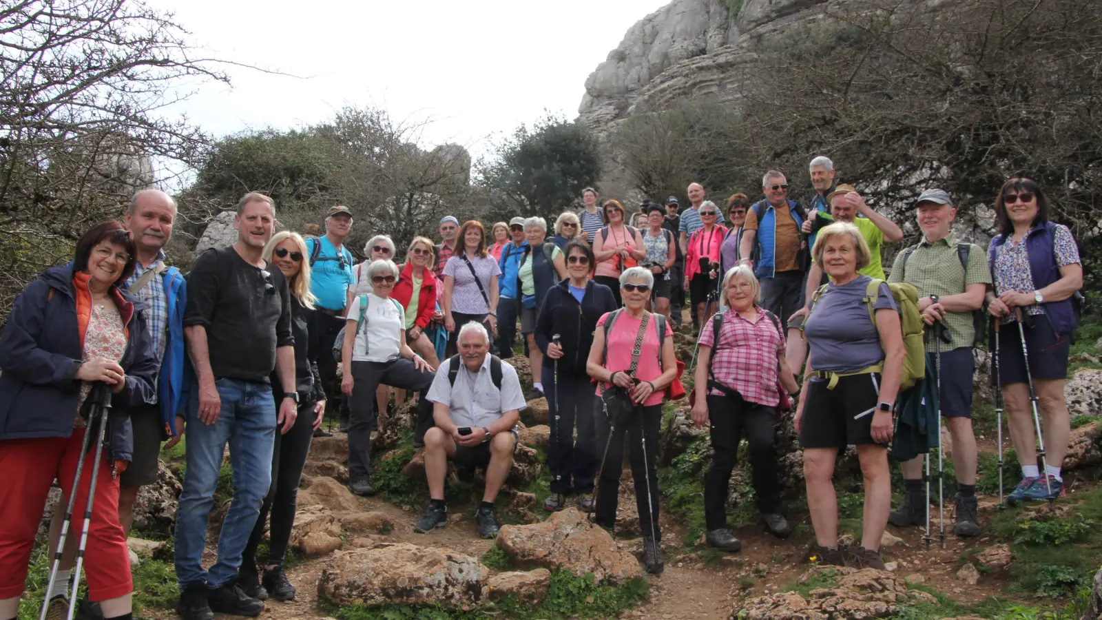 Die VHS-Wandergruppe bei einer Rast im steinigen Naturpark El Torcal (Bild: Konrad Rosner)
