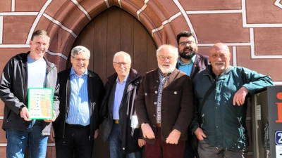 Spendenübergabe im Rathaus: Marco Kind, Walter Heldrich, Helmut Heinl, Dieter Radl, Bürgermeister Stefan Frank, Peter Preller (Bild: Walter Heldrich)