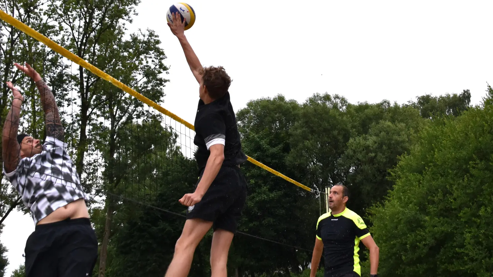 Voller Einsatz beim Volleyballturnier (Bild: Nicole Rochelt)